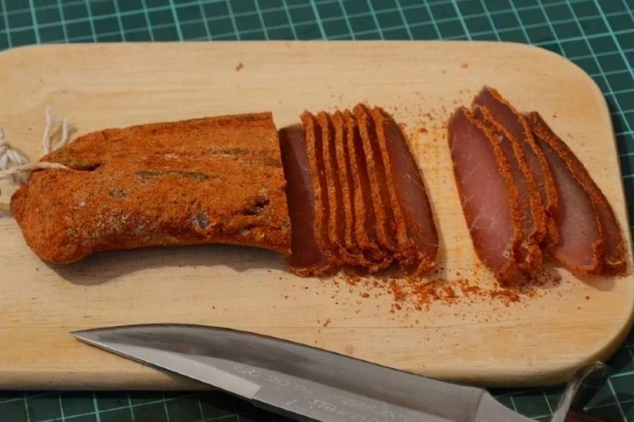 Διατροφή γάτας: Μπορούν οι γάτες να φάνε παστουρμά; Τι πρέπει να ξέρετε