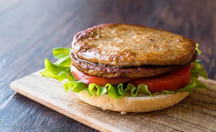 Μπορούν οι γάτες να τρώνε μπιφτέκια; Εγκεκριμένες από κτηνίατρο πληροφορίες & Συχνές ερωτήσεις