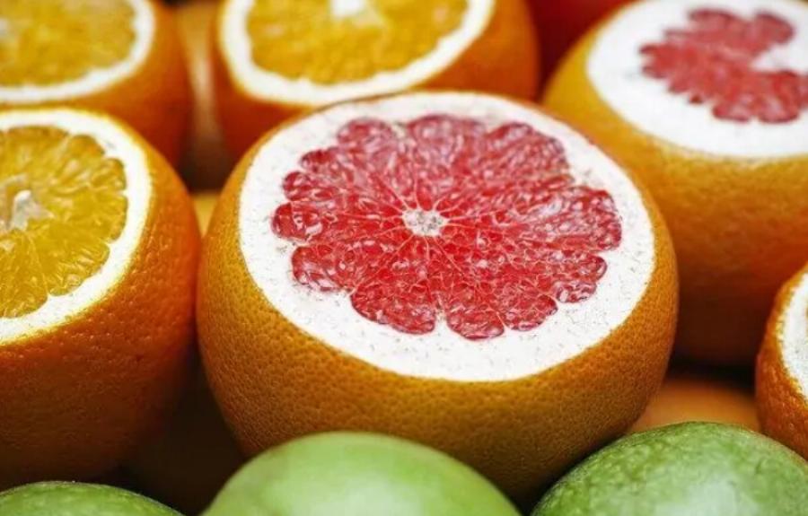 Μπορούν οι γάτες να φάνε γκρέιπφρουτ; Εγκεκριμένες από κτηνίατρο πληροφορίες & συχνές ερωτήσεις