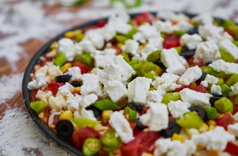 Μπορούν οι γάτες να φάνε φέτα; Εγκεκριμένες από κτηνίατρο πληροφορίες & συχνές ερωτήσεις