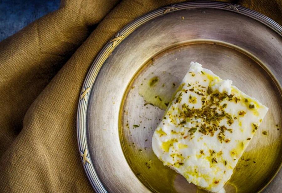 Μπορούν οι γάτες να φάνε φέτα; Εγκεκριμένες από κτηνίατρο πληροφορίες & συχνές ερωτήσεις