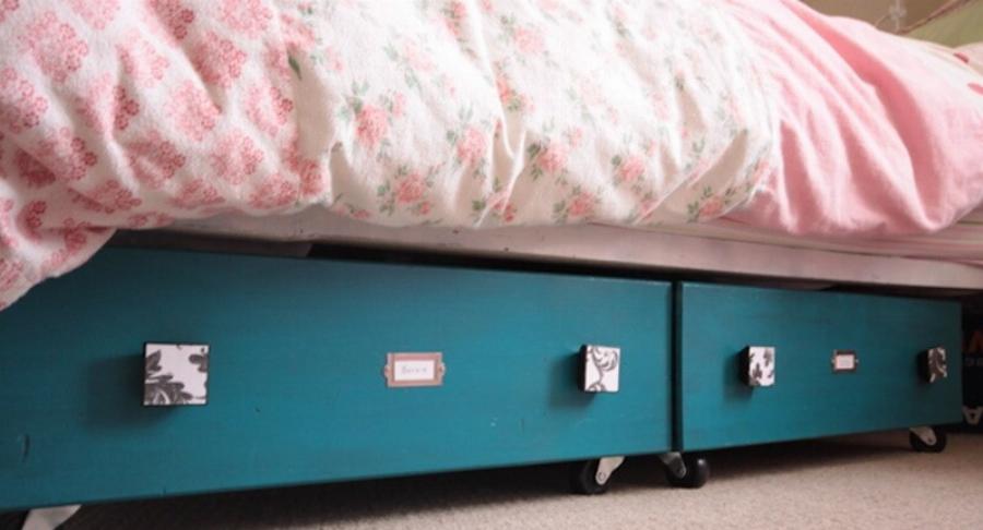 DIY κατασκευές για να εμποδίσετε τη γάτα σας να κρύβετε κάτω από το κρεβάτι (με εικόνες)