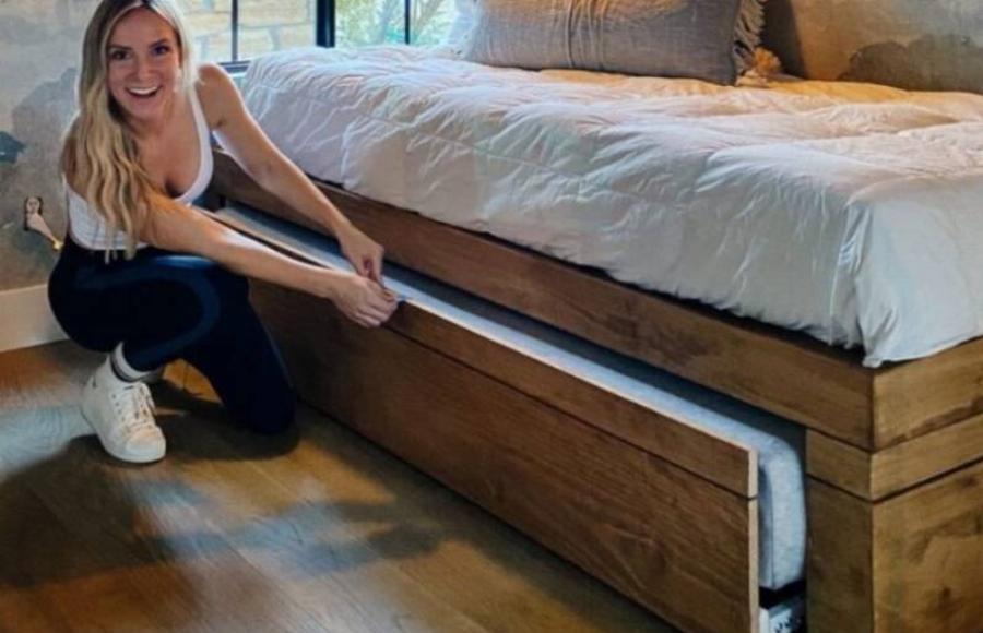 DIY κατασκευές για να εμποδίσετε τη γάτα σας να κρύβετε κάτω από το κρεβάτι (με εικόνες)