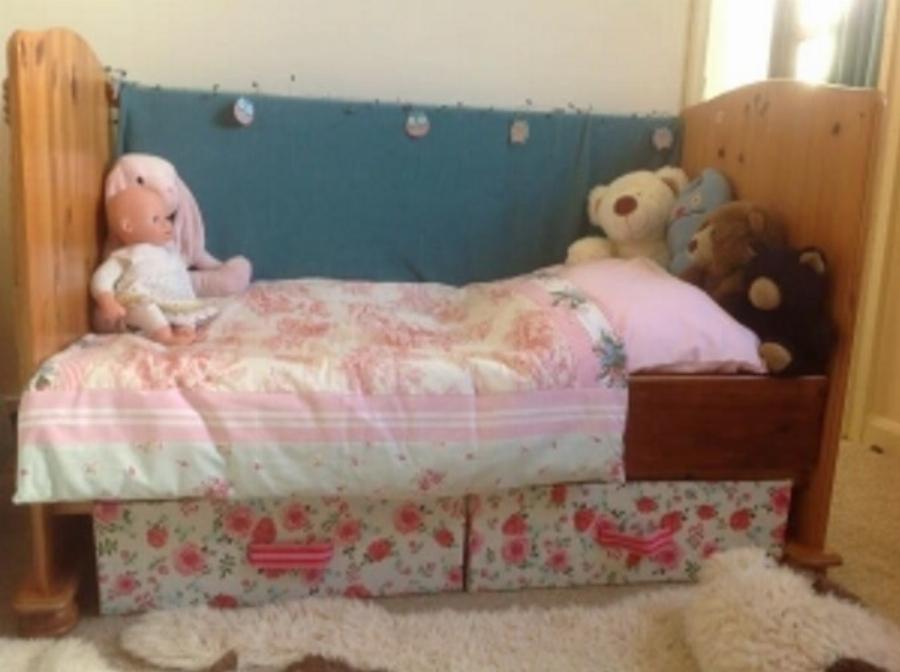 DIY κατασκευές για να εμποδίσετε τη γάτα σας να κρύβετε κάτω από το κρεβάτι (με εικόνες)