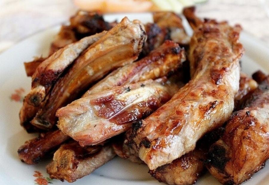 Μπορούν οι γάτες να φάνε παϊδάκια; Οδηγός υγείας εγκεκριμένος από κτηνίατρο