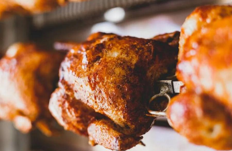 Μπορούν οι γάτες να φάνε ψητό κοτόπουλο; Εγκεκριμένες από κτηνίατρο πληροφορίες & συχνές ερωτήσεις