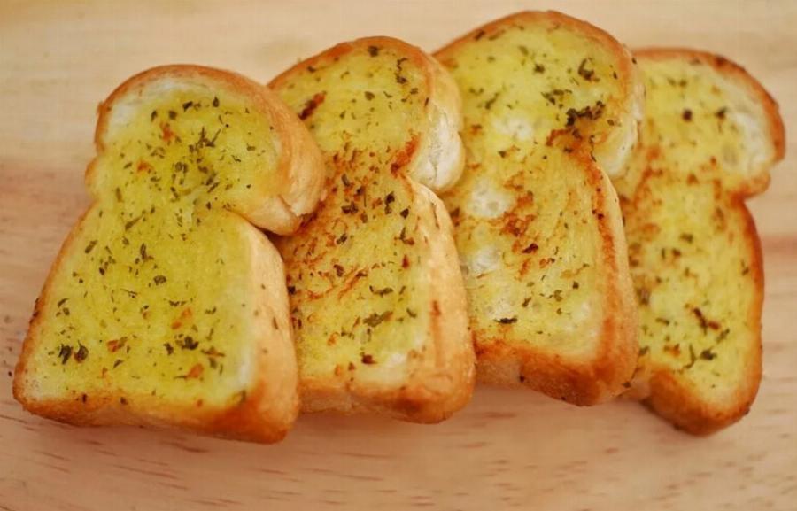 Μπορούν οι γάτες να φάνε σκορδόψωμο; Εγκεκριμένες από κτηνίατρο πληροφορίες & Συχνές ερωτήσεις