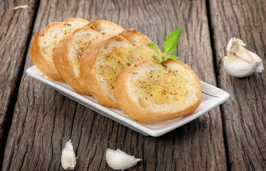 Μπορούν οι γάτες να φάνε σκορδόψωμο; Εγκεκριμένες από κτηνίατρο πληροφορίες & Συχνές ερωτήσεις