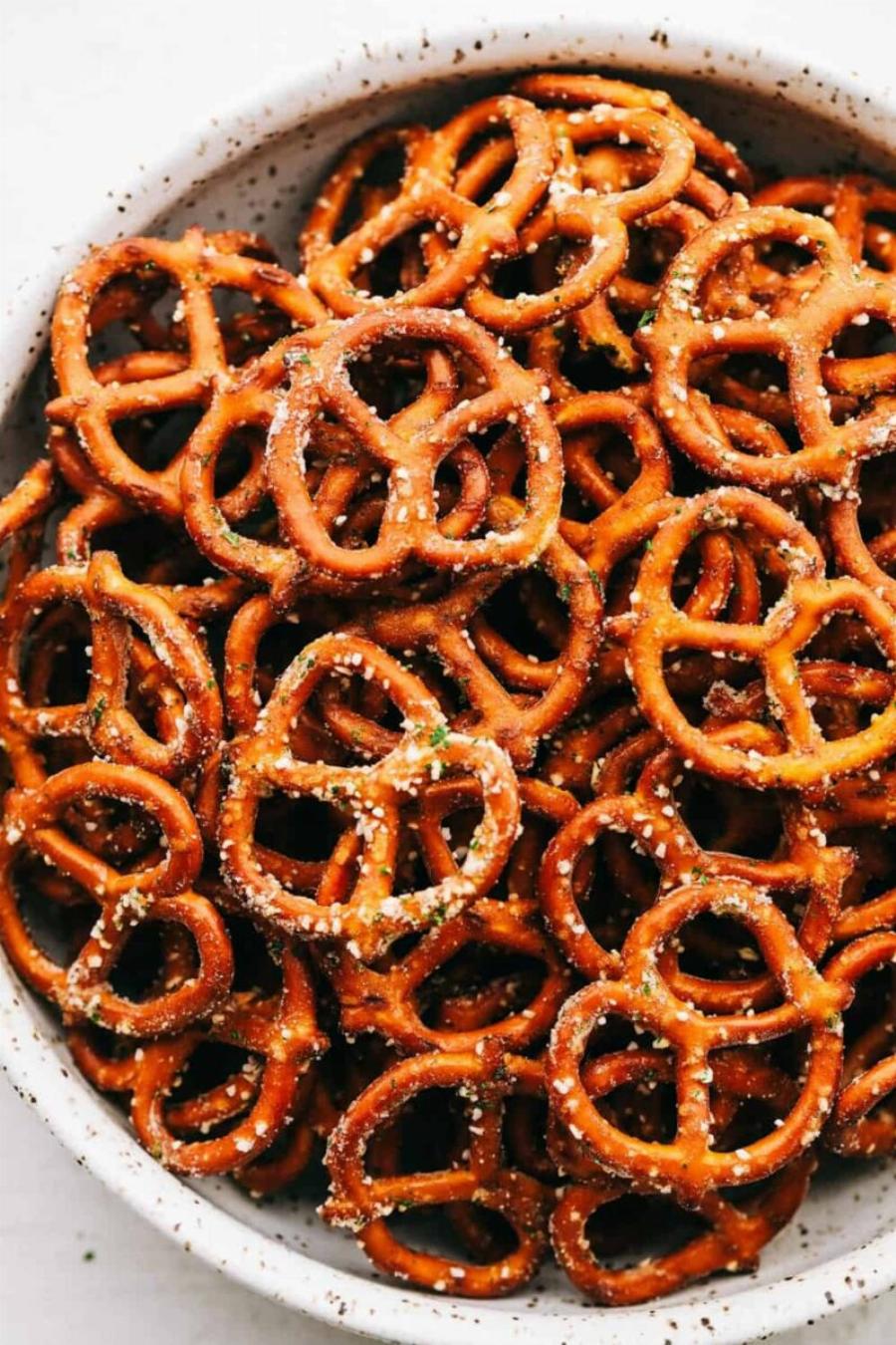 Μπορούν οι γάτες να φάνε pretzels; Διατροφικά στοιχεία & Συχνές ερωτήσεις