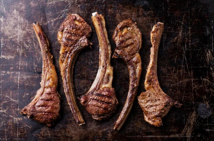 Μπορούν οι γάτες να φάνε αρνί; Πληροφορίες & Συχνές Ερωτήσεις που έχουν αξιολογηθεί από κτηνίατρο