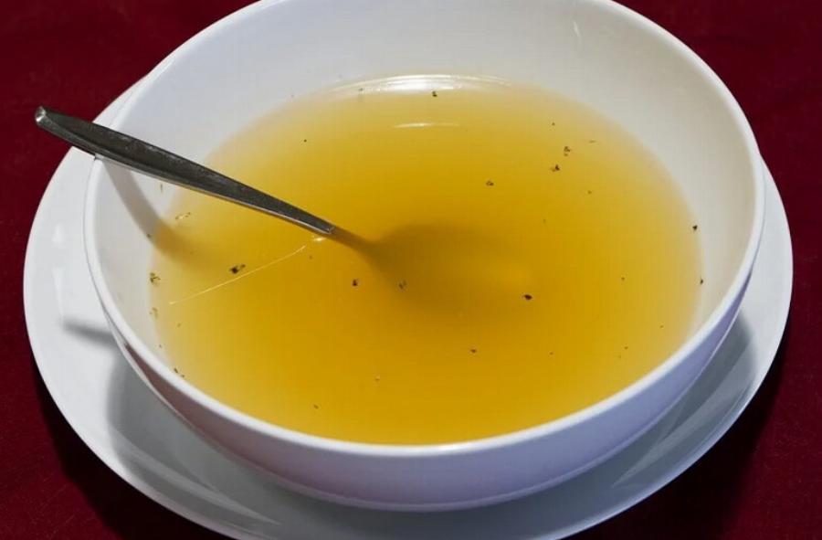 Μπορούν οι γάτες να φάνε ζωμό κοτόπουλου; Εγκεκριμένες από κτηνίατρο πληροφορίες & οδηγός ασφάλειας