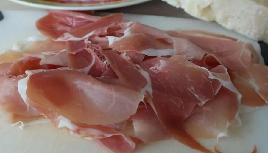 Μπορούν οι γάτες να φάνε ζαμπόν; Οδηγός υγείας και ασφάλειας από κτηνίατρο