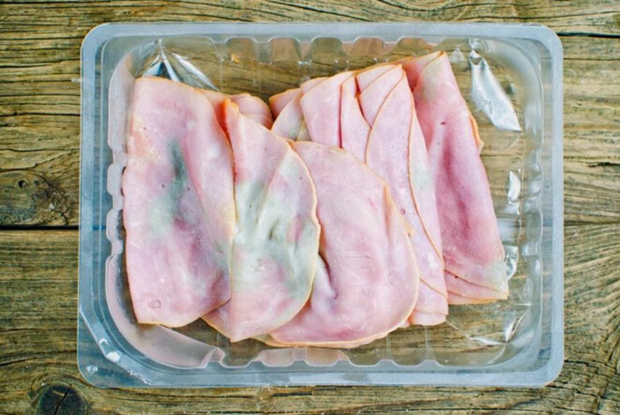 Τι γίνεται όταν μια γάτα φάει χαλασμένο κρέας; Ανησυχίες για την υγεία και τη διατροφή