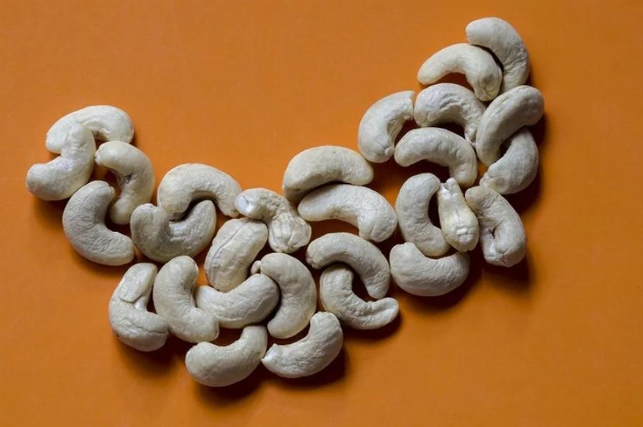 Μπορούν οι γάτες να τρώνε ξηρούς καρπούς; Εγκεκριμένες από κτηνίατρο πληροφορίες & Συχνές ερωτήσεις