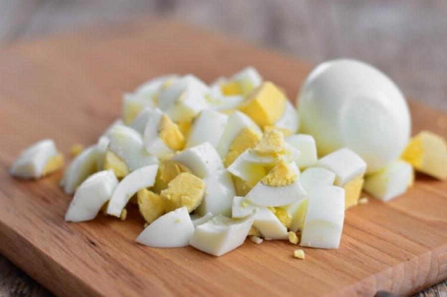 Τι να ταΐσετε τις αδέσποτες γάτες: 6 επιλογές & πώς να το κάνετε