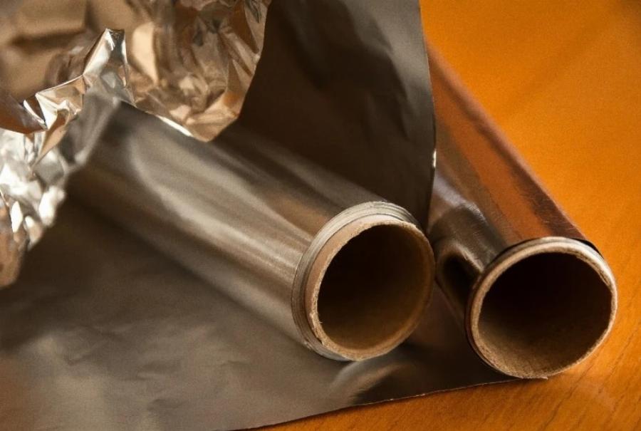 Η γάτα μου έφαγε αλουμινόχαρτο, πρέπει να ανησυχώ; Κίνδυνοι και συμβουλές από κτηνίατρο