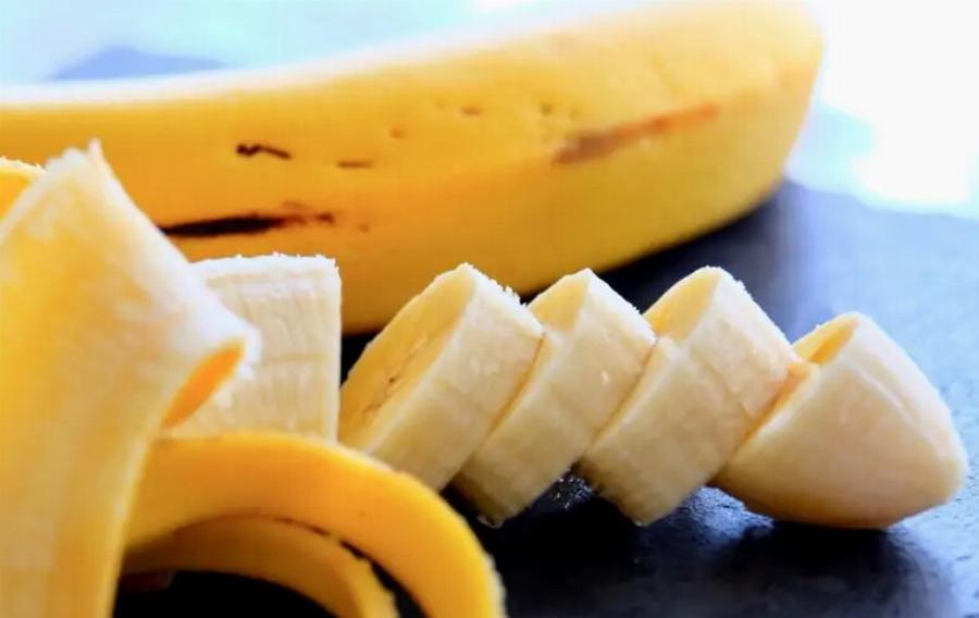 Μπορούν οι γάτες να φάνε μπανάνες; Εγκεκριμένες από κτηνίατρο πληροφορίες & συμβουλές