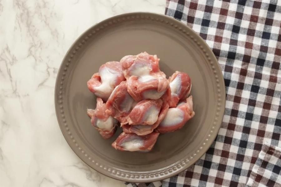 Μπορούν οι γάτες να φάνε εντόσθια κοτόπουλου; Εγκεκριμένες από κτηνίατρο πληροφορίες & Συχνές ερωτήσεις