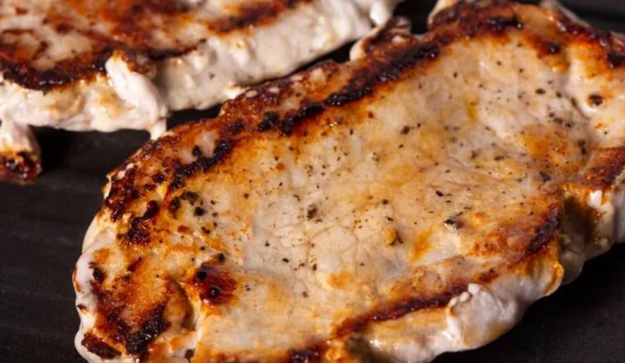 Μπορούν οι γάτες να φάνε χοιρινό; Πληροφορίες που έχουν αξιολογηθεί από κτηνίατρο