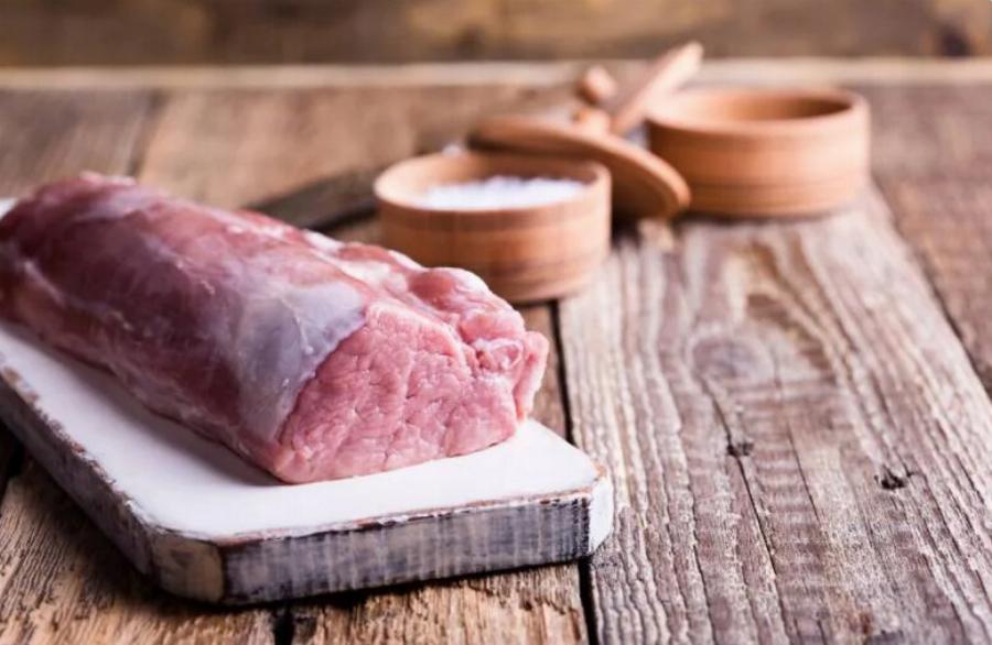 Μπορούν οι γάτες να φάνε χοιρινό; Πληροφορίες που έχουν αξιολογηθεί από κτηνίατρο