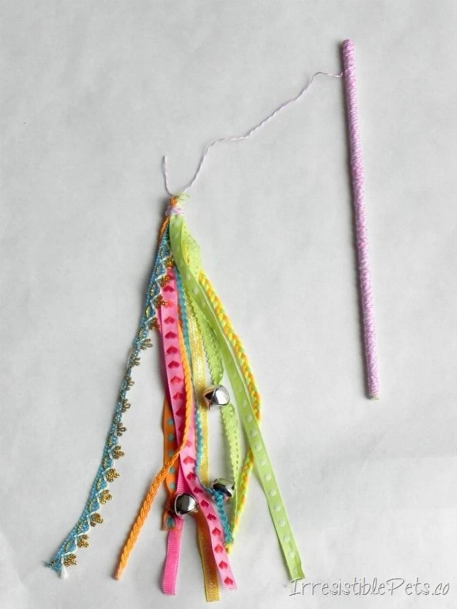 10 DIY σχέδια για ραβδί γάτας που μπορείτε να φτιάξετε σήμερα (με εικόνες)