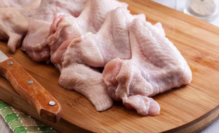 Μπορούν οι γάτες να φάνε φτερούγες κοτόπουλου; Εγκεκριμένες από κτηνίατρο πληροφορίες & Συχνές ερωτήσεις