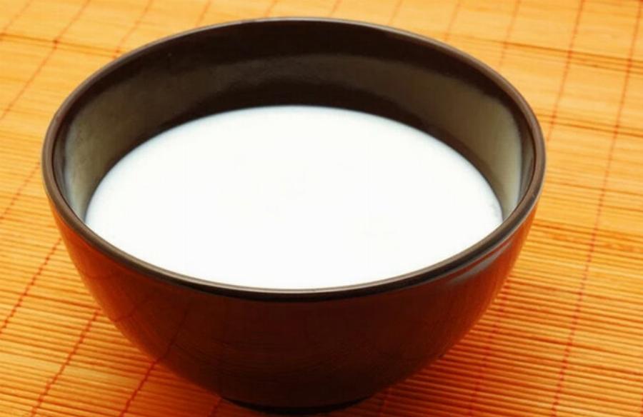 Μπορούν οι γάτες να πίνουν φυτικό γάλα; Εγκεκριμένες από κτηνίατρο πληροφορίες