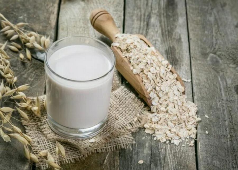 Μπορούν οι γάτες να πίνουν γάλα βρώμης; Εγκεκριμένες από κτηνίατρο πληροφορίες