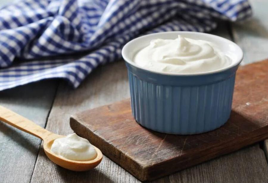 Μπορούν οι γάτες να φάνε γιαούρτι; Εγκεκριμένες από κτηνίατρο πληροφορίες & οδηγός ασφάλειας