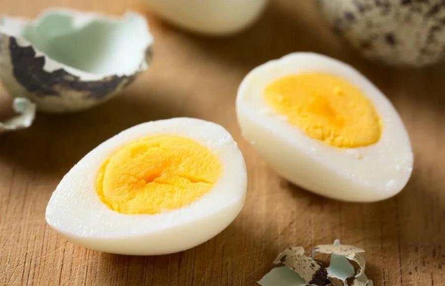 Μπορούν οι γάτες να φάνε αυγά ορτυκιού; Εγκεκριμένα από κτηνίατρο στοιχεία, οδηγός διατροφής & συχνές ερωτήσεις